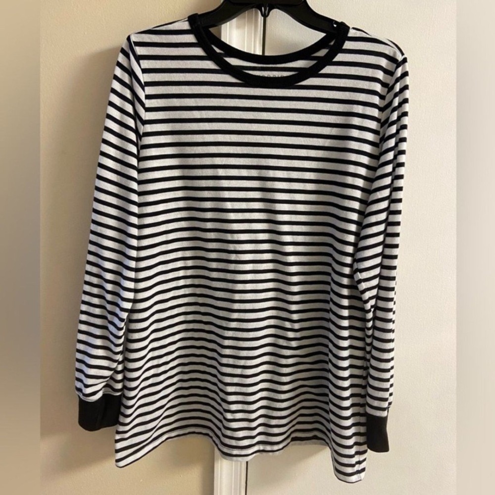 Torrid classic fit Black and White Striped Top long sleeve Large